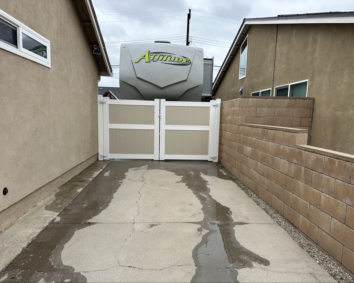 White vinyl privacy topper on a block wall