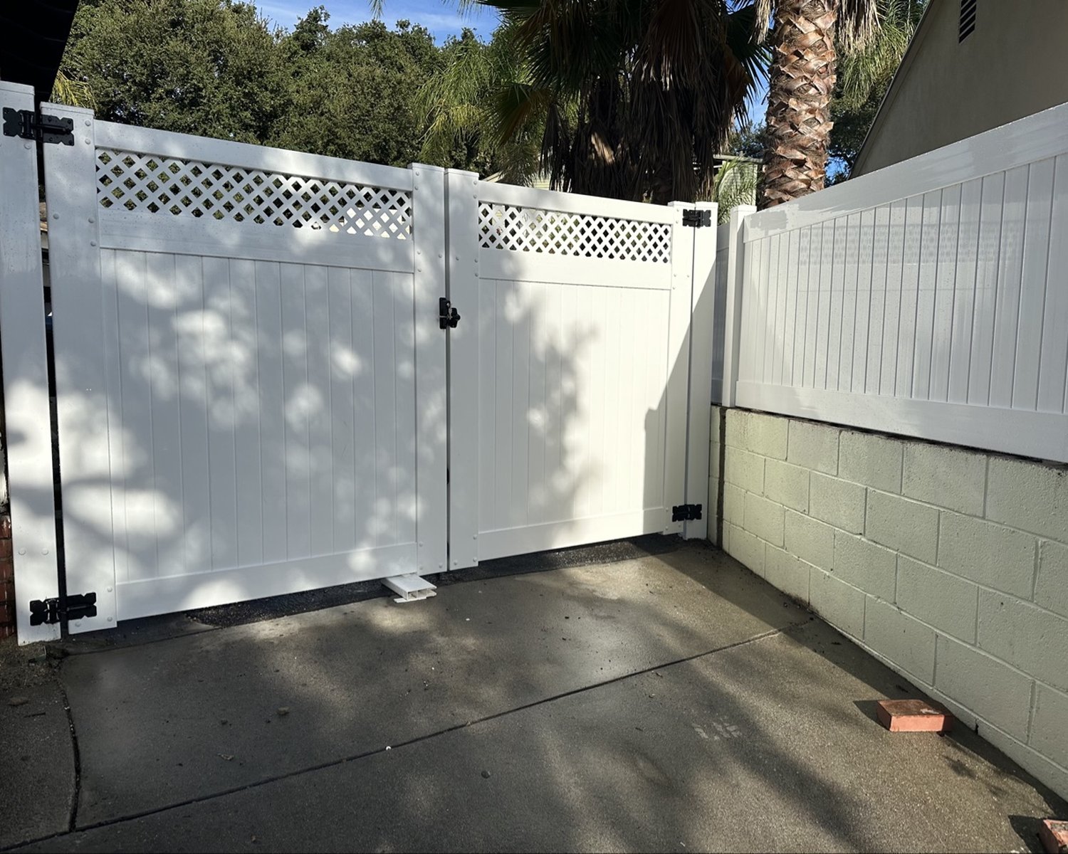 White vinyl lattice-top double gate