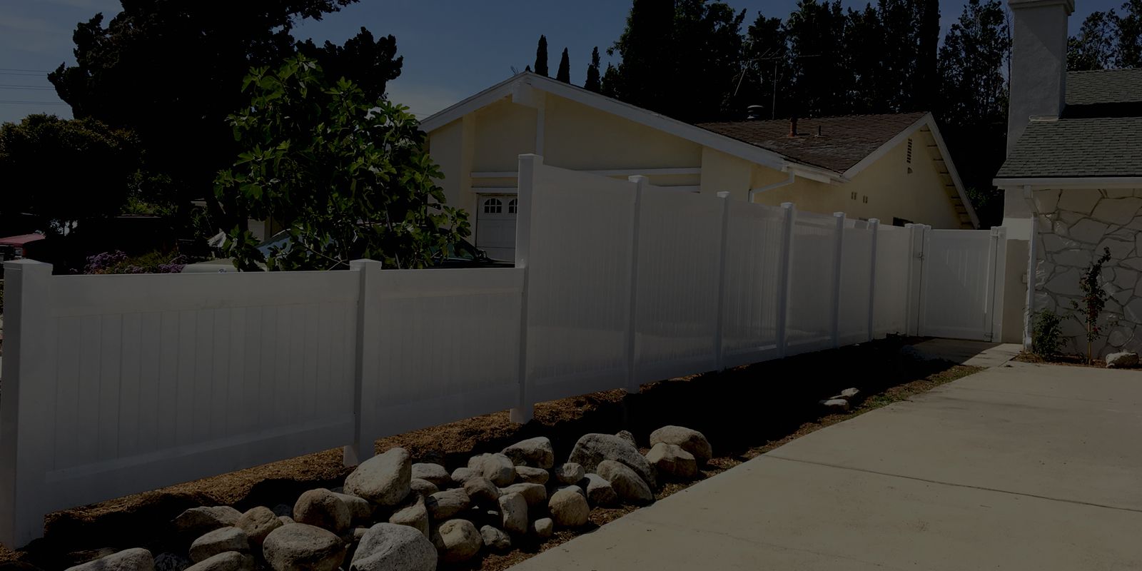 White vinyl privacy fence installed in Los Angeles