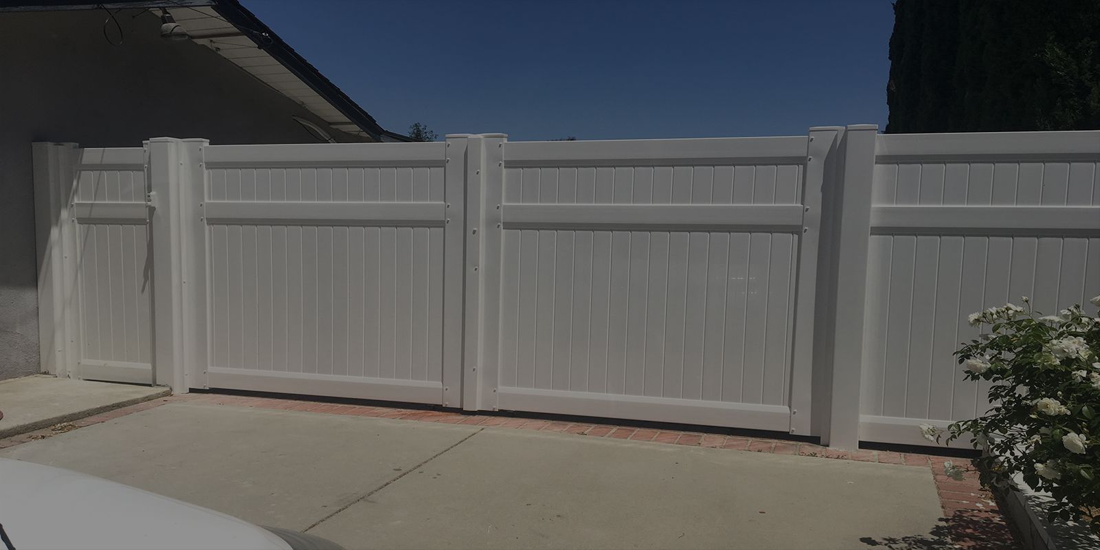 White vinyl fence and gate installed in Los Angeles